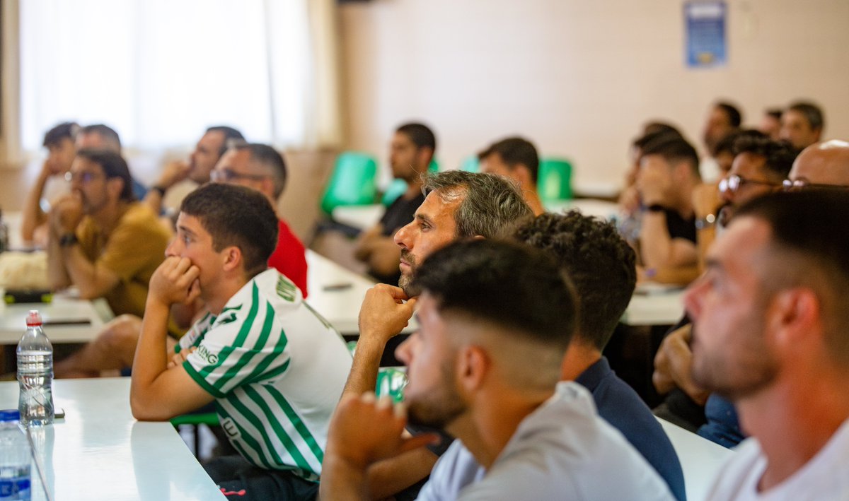 Hace unas semanas disfrutamos de una gran ponencia con el preparador físico del @getafecf ⚽️, <a href="/josetoprofe/">JOSETO</a>.

Las instalaciones del <a href="/MaristasALC/">ن  Maristas Alicante</a> se llenaron de alumnos ante la interesante masterclass “La base invisible del rendimiento visible”.