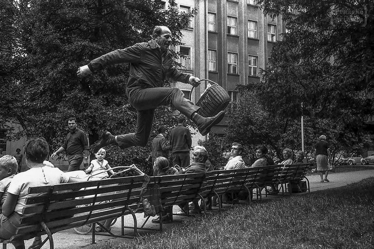 Prazskepribehy's tweet image. Červen 1968. Emil Zátopek skáče s nákupem v košíku přes lavičku v parčíku na rohu Jeruzalémské a Jindřišské ulice, kde tehdy bydlel.
Foto: Alain Nogues / Getty Images
