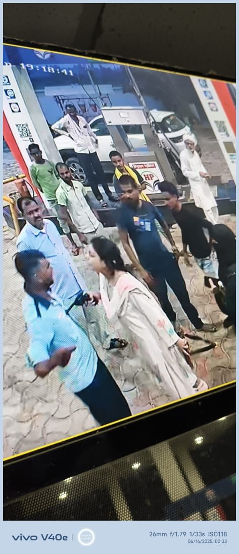 इस तस्वीर को महिला सशक्तिकरण हैं समझे क्या?

मामला यूपी के हरदोई का है।