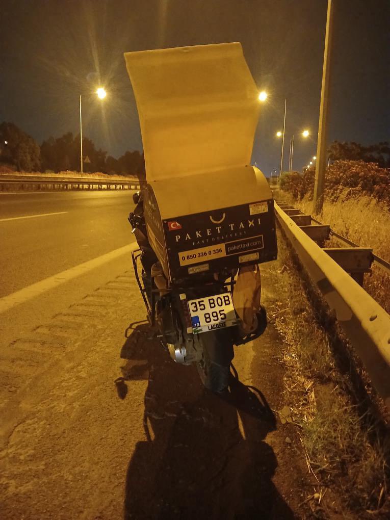 Sinem_ormn's tweet photo. kardeşim sercan 20 yasındaydı barıyere çarpma olayına ınanmıyorum bırının carpıp kactgını düşünüyorum cunku motorda hasar yok barıyere carpan bı motor nasıl olurda hasar almaz 

Kaza sonrası motorun cekılmıs fotoğrafları ne düşünüyorsunuz 
#sercaniçinadalet 
#sercaniçinadalet https://t.co/Dg4S0WyCVa