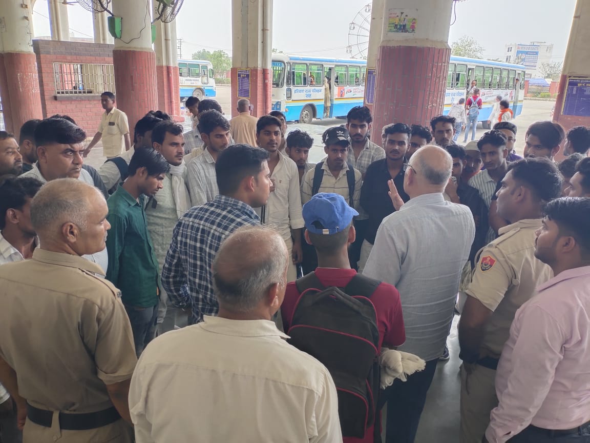 NUHPOLICE (@nuhpolice) on Twitter photo #नशा मुक्त भारत अभियान के तहत नूंह पुलिस की नशा मुक्ति टीम ने आज सामान्य बस स्टैंड नूंह पर लोगों को नशे के प्रति जागरूक किया
<a href="/cmohry/">CMO Haryana</a> <a href="/police_haryana/">Haryana Police</a> <a href="/IGP_SouthRange/">IGP South Range Rewari</a> #नशा मुक्त भारत अभियान के तहत नूंह पुलिस की नशा मुक्ति टीम ने आज सामान्य बस स्टैंड नूंह पर लोगों को नशे के प्रति जागरूक किया
<a href="/cmohry/">CMO Haryana</a> <a href="/police_haryana/">Haryana Police</a> <a href="/IGP_SouthRange/">IGP South Range Rewari</a>