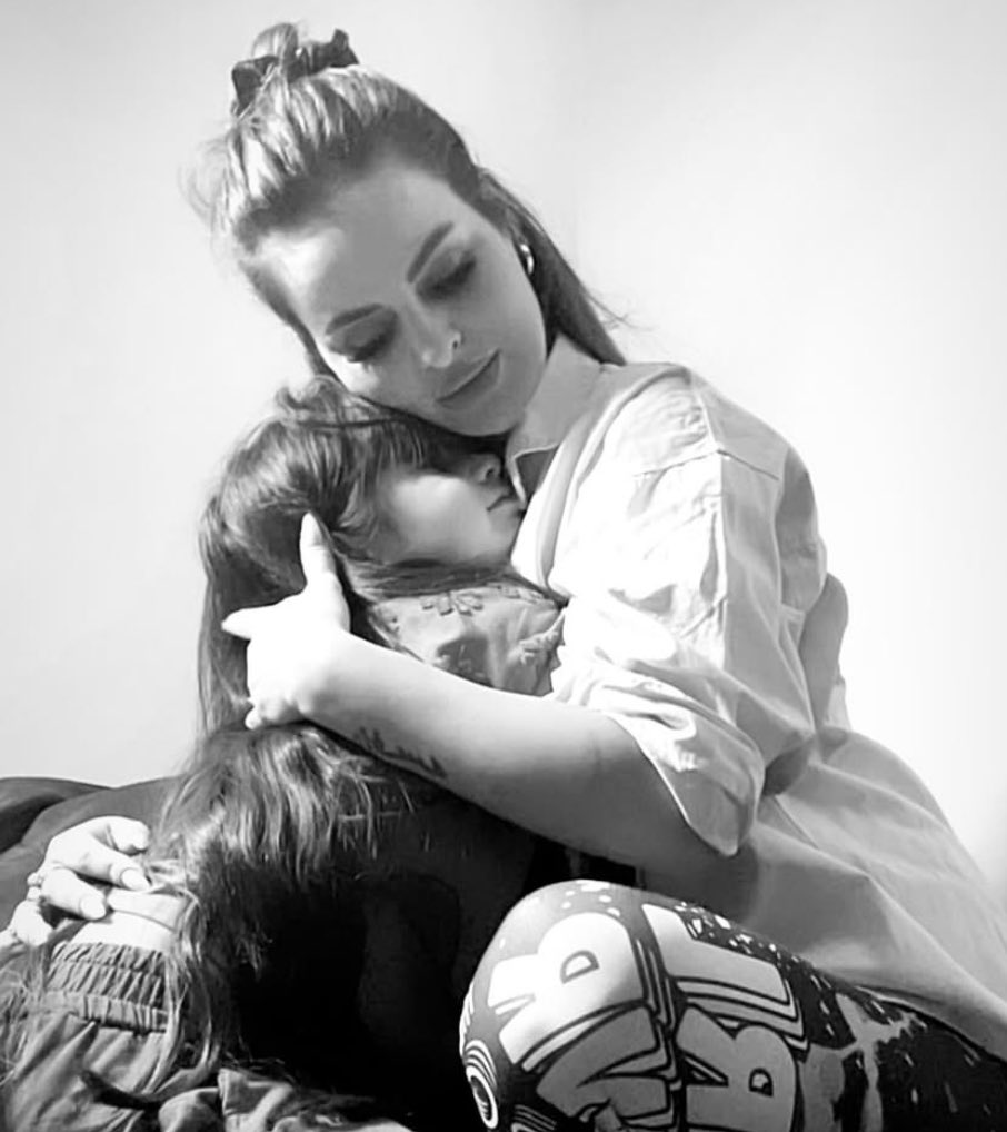 nocontextElmali's tweet photo. 🚨İran’da mahsur kalan Elmalılı anne ve kızı tahliye bekliyor.

Ayşe Mona Uslu ve kızı Ayza, kara yoluyla Tahran’dan ayrıldıkları sırada İsrail’in saldırısına uğradı. Elmalılı olan anne ve kızının bir köye sığındığı bildirildi. Dışişleri Bakanlığı’ndan yardım talep ediyorlar. https://t.co/2t3uf2nNTr