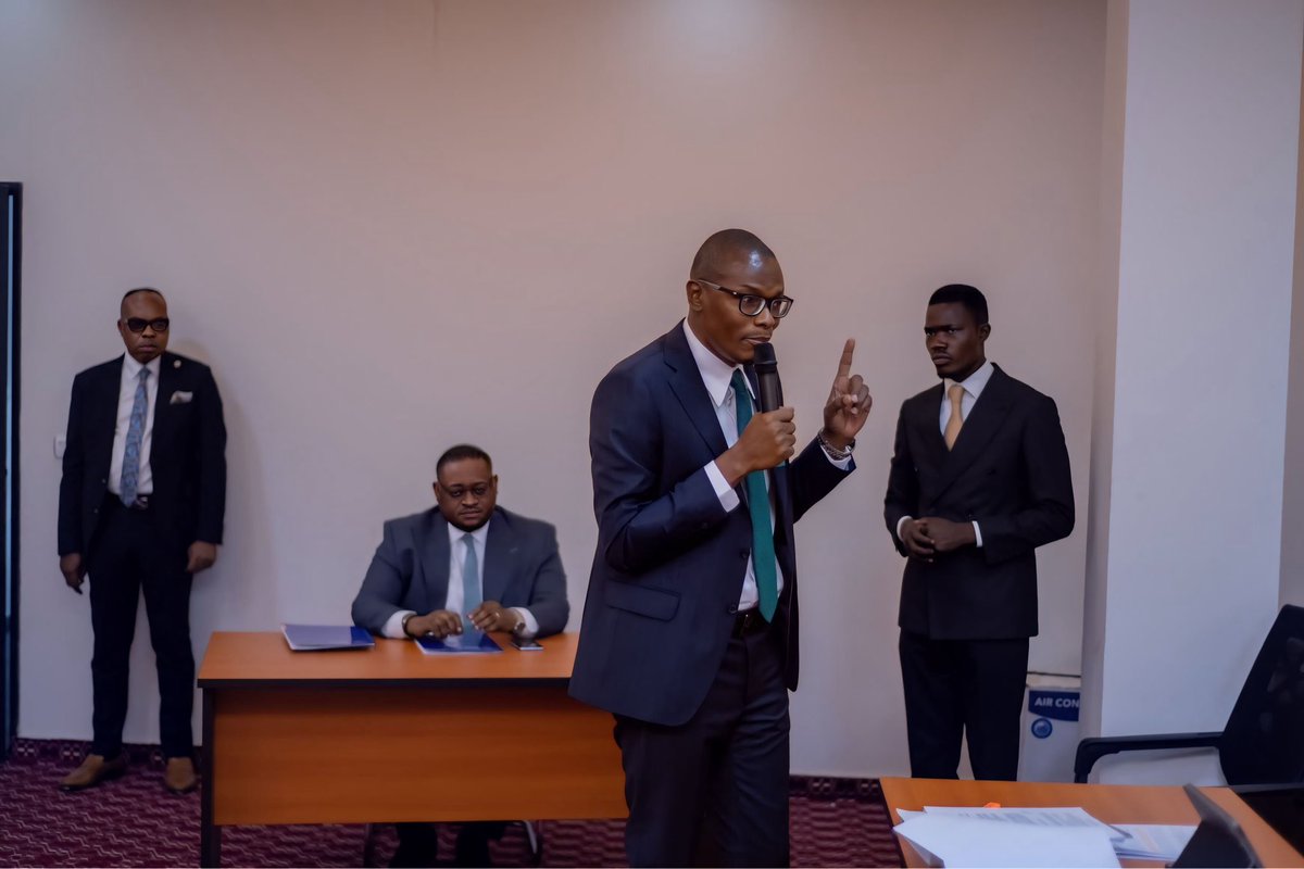 OKatuala's tweet photo. Tribune : Une réforme bancaire décisive pour la relance économique de la RDC

Hier, dimanche 15 juin 2025, l’Assemblée nationale a marqué un tournant décisif pour l’économie nationale en adoptant, à une majorité écrasante (354 voix sur 363 votants), la loi modificative de la loi n° 22/069 du 27 décembre 2022 relative à l’activité et au contrôle des établissements de crédit. 

En tant qu’initiateur de cette loi modificative et membre de la majorité soutenant la vision de Son Excellence Félix-Antoine Tshisekedi Tshilombo, je salue une avancée significative pour le secteur bancaire congolais, qui s’inscrit dans l’ambition du Chef de l’État de moderniser les cadres de gouvernance défaillants pour impulser un redémarrage économique de la RDC. Ci-dessous, une analyse des enjeux, des avancées et des étapes à venir de cette initiative, essentielle pour un secteur confronté à une bancarisation inférieure à 10 %.

Depuis juillet 2023, les 15 institutions bancaire de la RDC opéraient dans une situation d’illégalité, incapables de se conformer à l’exigence de la loi n° 22/069 imposant un minimum de quatre actionnaires significatifs. Cette règle, sans équivalent en Afrique, était incompatible avec les modèles actionnariaux prédominants : unique pour les filiales panafricaines et internationales ou majoritaire (supérieur à 80 %) pour les banques locales. Le délai initial de six mois, suivi d’une extension illégale à trois ans par la Banque centrale (BCC) via l’instruction numéro 18, modification 3, n’a pas permis de résoudre cette incompatibilité, fragilisant la légitimité des banques face à leurs partenaires locaux et externes.

En outre, le cadre réglementaire BCC impose des conditions parmi les plus restrictives du continent : un capital social minimum de 50 millions USD, contre 10-25 millions USD dans la CEMAC/UEMOA, et des frais d’agrément des dirigeants parmi les plus élevés d’Afrique. Ces exigences, couplées à la règle des quatre actionnaires significatifs, ont découragé les investisseurs, entravé l’expansion des banques locales et aggravé la sous-bancarisation, nuisant au climat des affaires dans un pays confronté à des défis structurels (instabilité, infrastructures défaillantes) et à une perception internationale défavorable.

Malgré les réticences du Ministère des Finances et de la BCC, favorables au statu quo, la loi adoptée introduit des réformes majeures :  
- Suppression de l’obligation de quatre actionnaires, alignant la RDC sur les cadres flexibles régionaux.
- ⁠suppression de l’exigence d’actionnaires significatifs simplifiant la gouvernance des établissements.  
- Instauration d’un minimum de deux actionnaires, garantissant une diversification minimale sans compromettre les modèles existants.  
- Autorisation pour la BCC de fixer les quotités de participation : Cette mesure, unique en Afrique, suscite des préoccupations. L’article 46 de la loi initiale, permettant à la BCC de suspendre les droits de vote des actionnaires significatifs nuisibles, offre une protection adéquate sans nécessiter d’interférer dans la liberté actionnariale, une pratique courante ailleurs en Afrique.

Ces ajustements répondent à l’urgence de restaurer la conformité légale des banques et de renforcer l’attractivité du secteur. Cependant, le secteur reste vulnérable au « De-risking », où les institutions internationales réduisent leur exposition à la RDC par crainte de blanchiment des capitaux ou de financement du terrorisme. Cette menace, exacerbée par l’instabilité (conflits, justice fragile, infrastructures limitées), souligne la nécessité d’un cadre réglementaire compétitif et d’une stabilisation nationale.

La loi sera examinée en seconde lecture au Sénat dès septembre 2025, en priorité par sa commission Ecofin. L’objectif est une adoption rapide, voire la suppression de l’habilitation de la BCC à fixer les quotités, afin de préserver la liberté actionnariale. Le texte sera enfin soumis à la Presidence pour sa promulgation.

Hon Katuala.