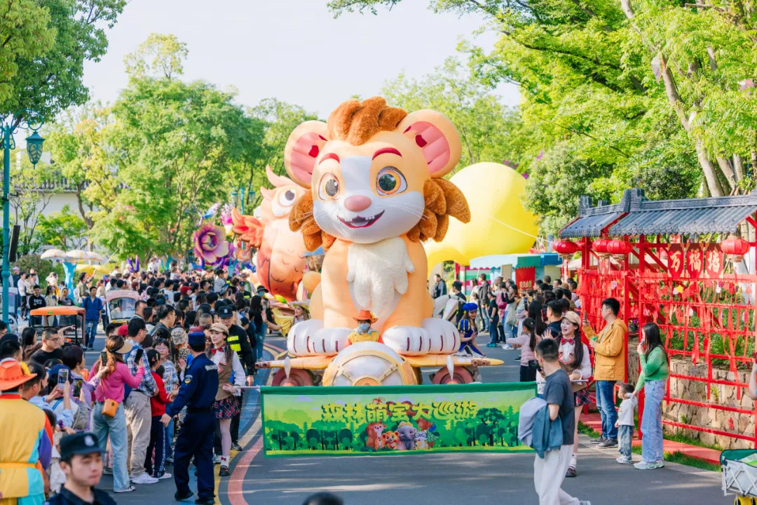 SND_China's tweet photo. June 13 marked the 30th anniversary of #Suzhou Amusement Land in #SND!🎊🍻 The Water World had a stunning revamp, and the whole park is buzzing with life. Water activities, coser parades, concerts, & more await. Are you ready for a #summer thrill?💦 #VisitSND https://t.co/MN3zrQnKAg