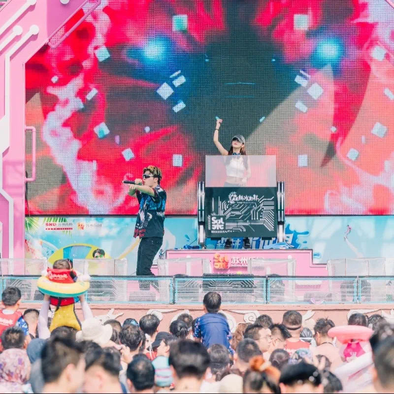 SND_China's tweet photo. June 13 marked the 30th anniversary of #Suzhou Amusement Land in #SND!🎊🍻 The Water World had a stunning revamp, and the whole park is buzzing with life. Water activities, coser parades, concerts, & more await. Are you ready for a #summer thrill?💦 #VisitSND https://t.co/MN3zrQnKAg