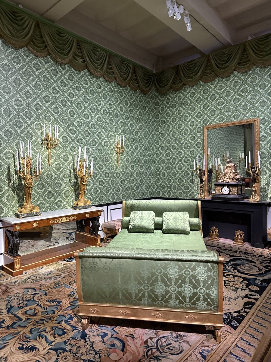 Vous avez jusqu’à la fin juillet pour foncer à la Manufacture des Gobelins ( Paris) pour découvrir la très belle exposition sur le sacre de Charles X, dernier roi en date sacré à Reims. C’est instructif et joliment présenté et fait oublier l’actualité du moment…un instant !