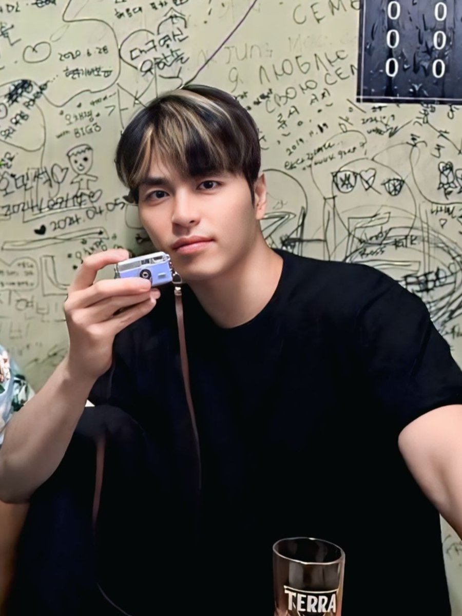 i love the blonde highlights on his black hair 🥰