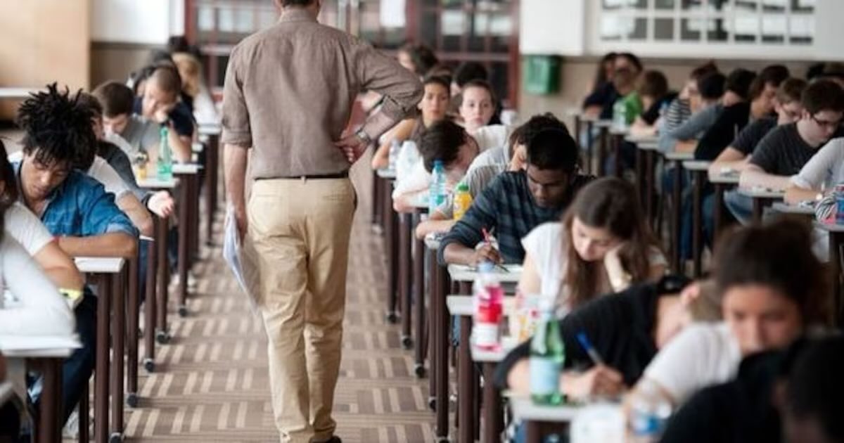 📝 Top départ du #Bac2025 !

Plus de 530 000 élèves débutent ce matin avec la philo ! 

Bon courage à toutes et à tous 🍀 C’est le moment de tout donner après des années d’efforts !

Une pensée reconnaissante pour les profs, les parents et toute la communauté éducative 🙏