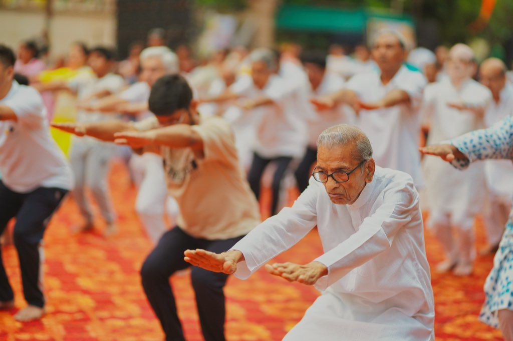 mpprataprao's tweet photo. The spiritual energy in Noida soared as Arham Dhyan Yog kickstarted the week-long Yoga Maha Kumbh on 15 June 2025 at Sector 50.

The day began with a serene and energizing session that blended ancient Yogic practices with Harit Yoga, connecting breath with nature amidst lush surroundings.

The celebrations extended beyond the mat , thought met articulation in a vibrant essay writing and debate competition, engaging young minds and sparking reflections on holistic living.

#IDY2025 @moayush