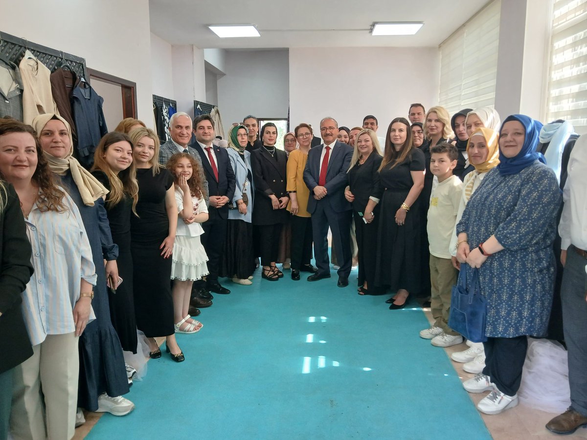 Kaymakamlık Sosyal Yardımlaşma ve Dayanışma Vakfı Aile Destek Merkezi giyim kursunun ilk yıl sonu sergisi gerçekleştirildi. 
Sergi açılışına; Kaymakamımız Sayın Ali CANDAN ve eşi Hanımefendi Ümmü CANDAN, daire amirleri, Vakıf Mütevelli Heyeti üyeleri ve davetliler katıldı.