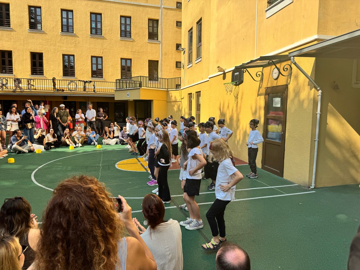 Les élèves de CE1 ont présenté de jolies danses folkloriques dans le cadre de leur cours de turc. Les parents, très enthousiastes, sont venus assister à la représentation et ont beaucoup apprécié ce moment plein de couleurs et de traditions.
<a href="/aefeinfo/">AEFE</a>