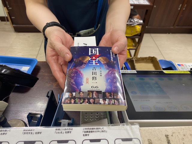 全国の三省堂さん（の一部店舗）で、パーソナル編集者の「しおり」配布がスタートです🎉🎉

文章を書くサービスとして、本屋さんと取組みができること、めっちゃうれしいです！！

6月末までに約3万部を配布予定。配布店舗はツリーに書きますので、ぜひ訪れてほしい（写真は、そごう千葉店のようす）