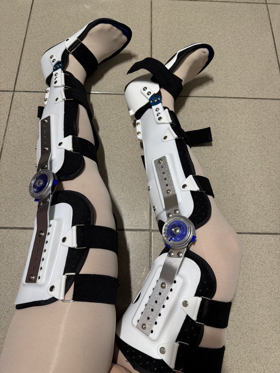 新玩具終於到了！！
一直很想要這類KAFO的輔具，終於狠下心入手了
再搭配尿袋、鼻胃管跟輪椅就可以完整出門了，哈

之後或許還會再買上半身的部分，加油！