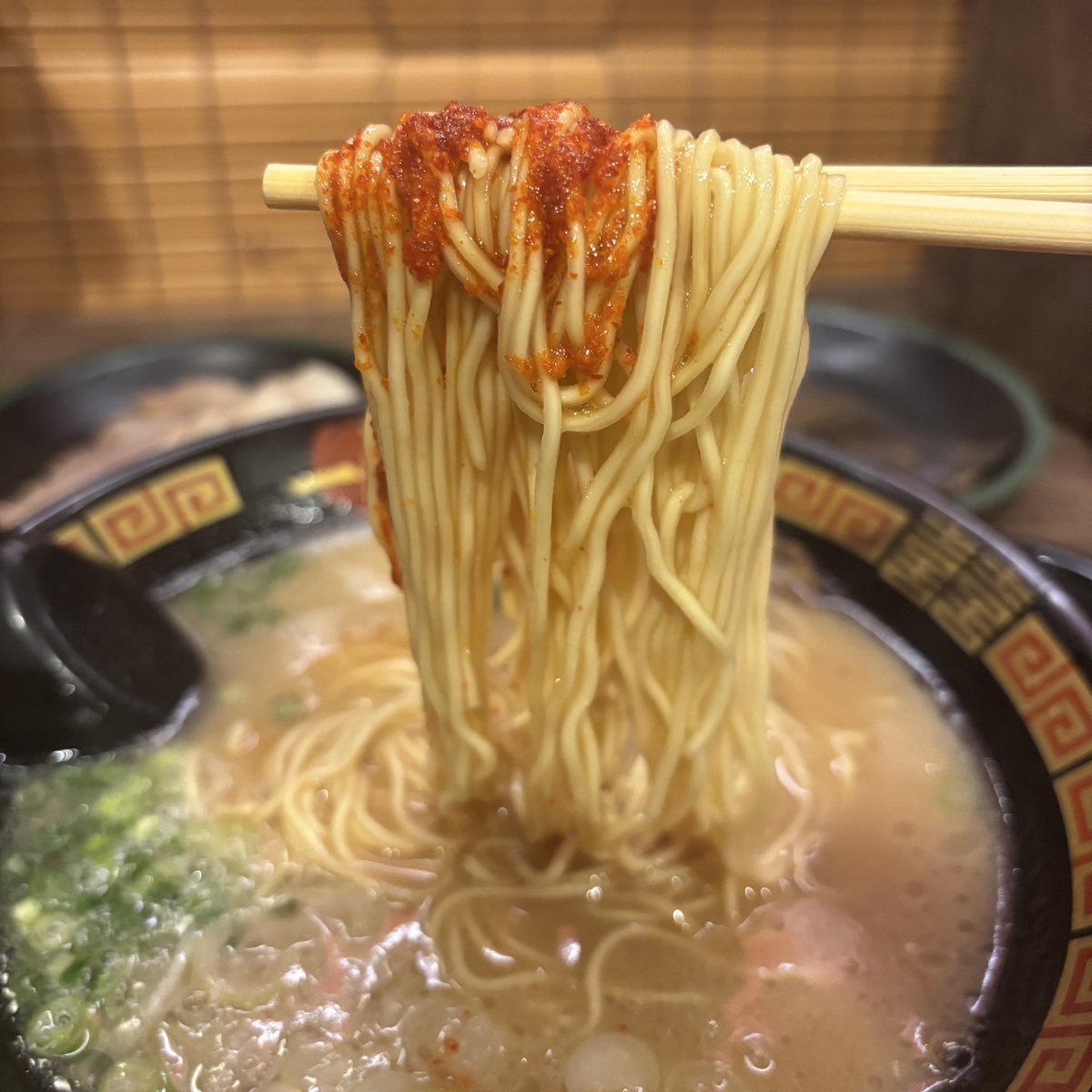 35📍一蘭（三宮）

　一蘭5選

ﾍﾞﾛﾝﾍﾞﾛﾝの状態でもちゃんと写真とって

一蘭5選食べてるあたりさすが自分⤴️

ただｽﾏﾎの影と角度が微妙なんと

絶対おいしかったはずやのに

食べたことを覚えてないんが

悔やまれる( ᵕ_ᵕ̩̩ )ｱﾝﾎﾟﾝﾀﾝ自分⤵️

また食べにいこうっと…🍜