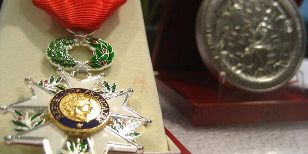 On retire la Légion d’honneur à <a href="/NicolasSarkozy/">Nicolas Sarkozy</a>  ? C’est sérieux ? 🤔

Cette décoration a récompensé un acte de bravoure : un homme qui, à Neuilly, a risqué sa vie pour sauver des enfants.

Oui, la loi prévoit ce retrait après une condamnation. Mais faut-il effacer l’héroïsme