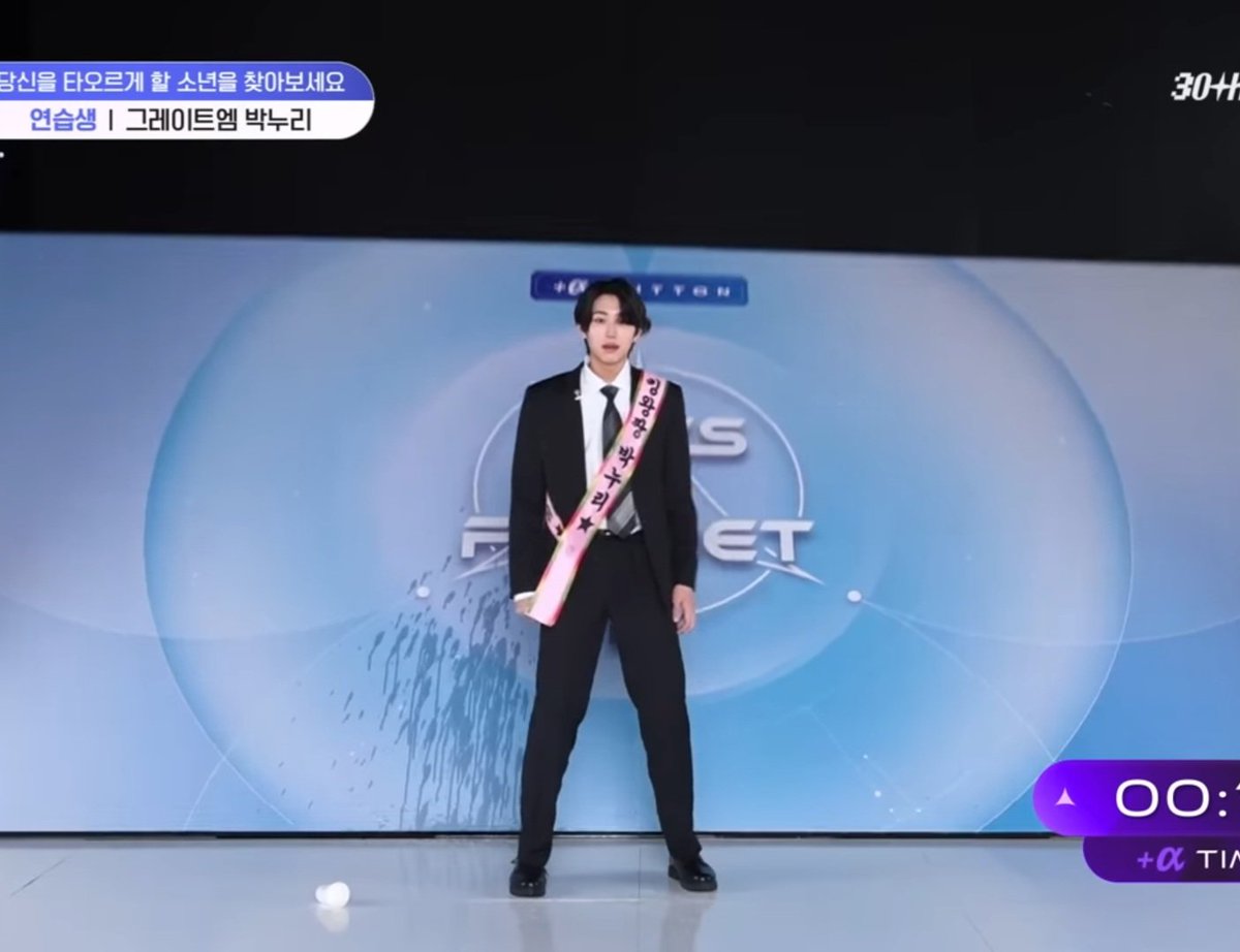 atothez_san3's tweet image. 내가 오늘 1분피알 뜬거 연습생들 얼굴만 잠깐 확인하려고 전체 다 보고 왔는데 다른 소속사 연습생들 다 소품 바리바리 싸들고 왔는데 그엠 연습생만 아무것도 없이 휑한거 눈물난다 여지껏  무대세트 한번도 없이 음방 돈 에투메같고