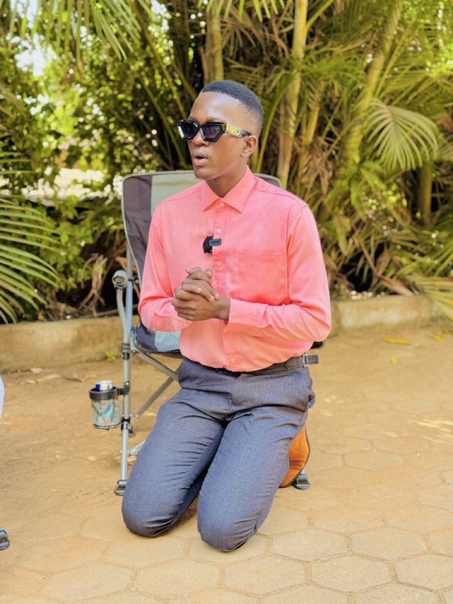 Only one video talking about the status quo of  one of our neighbouring countries and now the boy can’t get off his knees, eeeehhh 😂😂😂😂