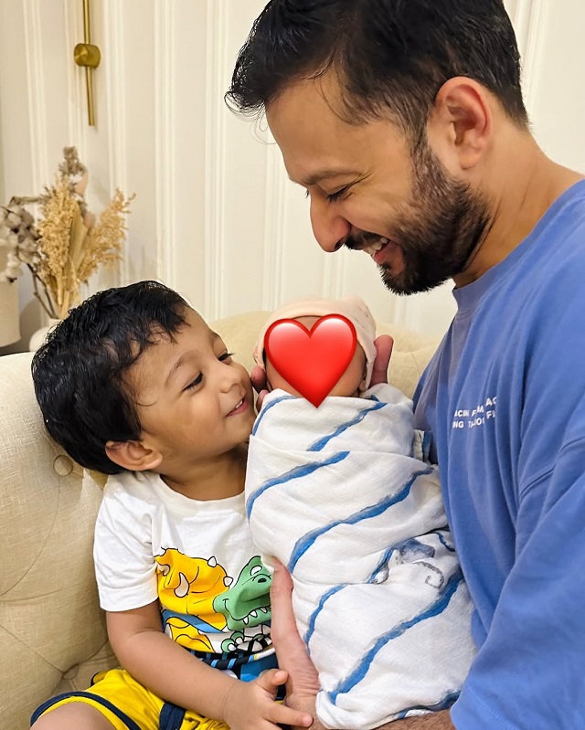 Onlinetadka's tweet image. बेटी संग वत्सल सेठ ने मनाया पहला फादर्स डे, इशिता दत्ता ने शेयर सेलिब्रेशन की तस्वीरें
#VatsalSeth #FatherDay #Daughter #IshitaDutta #TelevisionNews #BollywoodNews