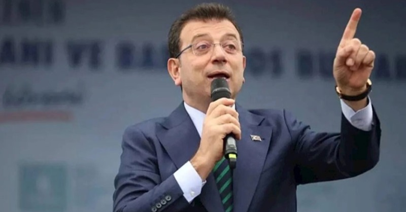 tele1comtr's tweet photo. İmamoğlu'ndan salonu ayağa kaldıran sözler!

"Ülke yanıyor. Ekonomi çökmüş. Millet umutsuz. Çocuklar ağlıyor. Ama siz hala cezalandırma peşindesiniz. Resmim yasak, sesim yasak, sosyal medya yasak… Ama bilin ki milletin gönlünden beni silemezsiniz. Sevgi büyür, büyür, büyür!"