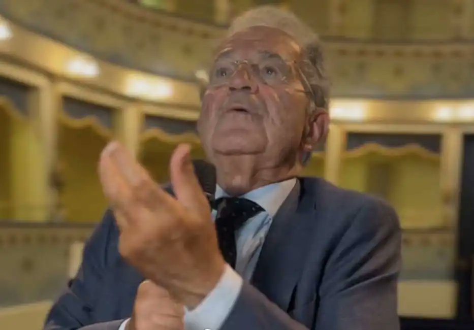 Prodi :
 "Dov'è l'Europa? 
Non sono più un ragazzo, sono uno dei pochi prodotti ante guerra , ma cose come negli ultimi mesi non le ho mai viste in vita mia, nemmeno durante la crisi dei missili di Cuba.
 E' un mondo senza ordine."
(Dago)
