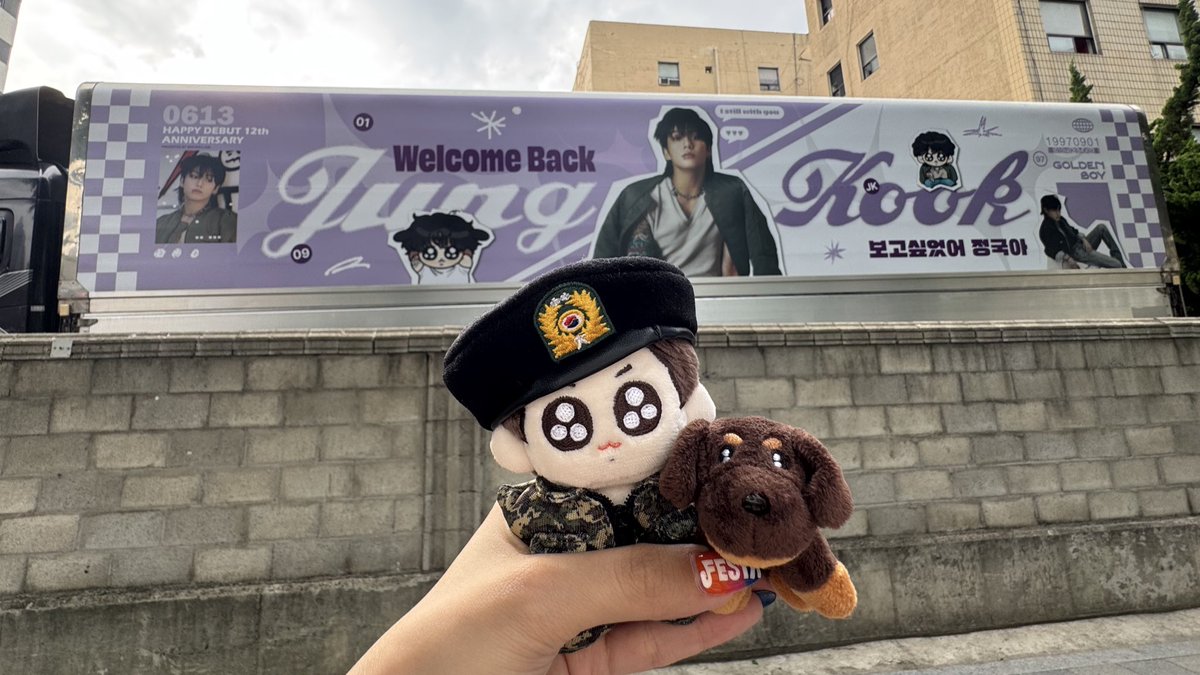 ねね🐰🐯💜 (@taekook_0613_) on Twitter photo この前見た<a href="/_nuna_V/">누나비(NUNA V)</a> 님のバス停広告の裏側💜
<a href="/Destiny_VKtory/">Destiny_Taekook cn</a> 님のグテちゃんフラッグ🚩
この前見た7人バスの反対側🚌💜
大好きな<a href="/MOKKU_milk/">모꾸뽀꾸(ᐡɞ̴̶̷ ̫ ɞ̴̶̷ᐡ)</a> 님のトラックバナー🚚
감사해요🥰
唯一の心残りはとぅぎちゃんのバスが見られなかったことだけど今回HYBE前来る度に違うバスや広告が見れて嬉しかった!😍💓 この前見た<a href="/_nuna_V/">누나비(NUNA V)</a> 님のバス停広告の裏側💜
<a href="/Destiny_VKtory/">Destiny_Taekook cn</a> 님のグテちゃんフラッグ🚩
この前見た7人バスの反対側🚌💜
大好きな<a href="/MOKKU_milk/">모꾸뽀꾸(ᐡɞ̴̶̷ ̫ ɞ̴̶̷ᐡ)</a> 님のトラックバナー🚚
감사해요🥰
唯一の心残りはとぅぎちゃんのバスが見られなかったことだけど今回HYBE前来る度に違うバスや広告が見れて嬉しかった!😍💓