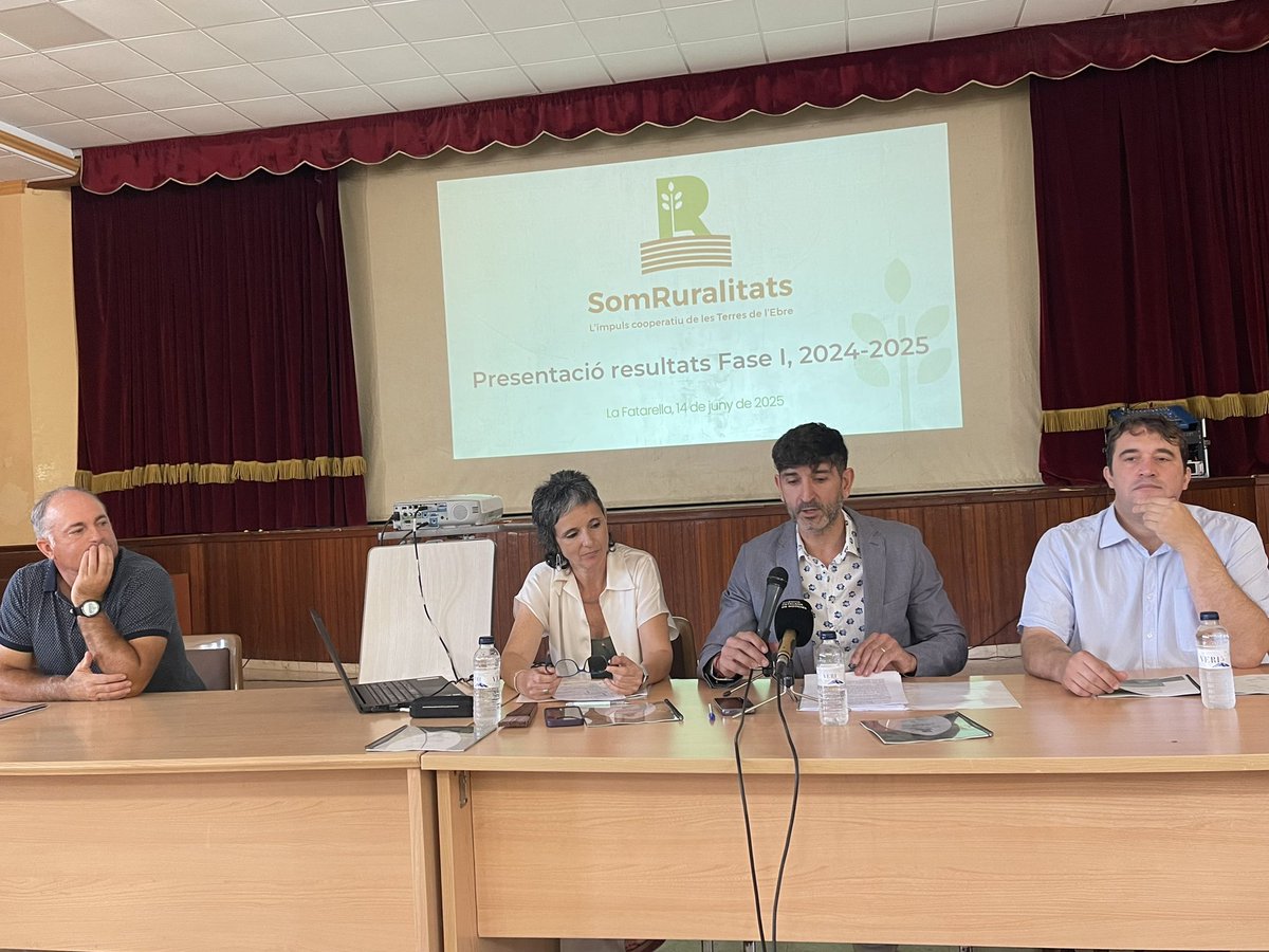 David Bonvehí (@davidbonvehi) on Twitter photo Dissabte a La Fatarella (Terres de l'Ebre); A la presentació dels resultats del programa "Som Ruralitats": Diferents cooperatives aposten pel repoblament amb una iniciativa que lliga habitatge i oportunitats laborals. <a href="/econ_socialcat/">Economia social</a> Dissabte a La Fatarella (Terres de l'Ebre); A la presentació dels resultats del programa "Som Ruralitats": Diferents cooperatives aposten pel repoblament amb una iniciativa que lliga habitatge i oportunitats laborals. <a href="/econ_socialcat/">Economia social</a>