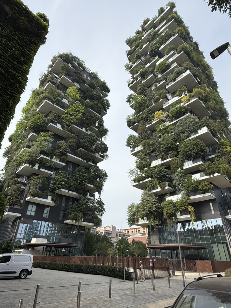 EUとの教員交換研修でイタリアに来ている。まずはミラノで見てみたかった垂直の森Bosco Verticaleにいってみた。よくあるアイデアだけど、かなり大きな木でここまで実現しているのはさすが。建築家はStefano Boeri、Porta nova地区の再開発の一部。手前の原っぱの様な公園のランドスケープもいい。