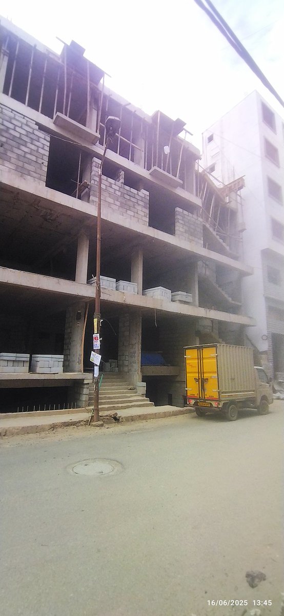 MS_expresses's tweet photo. @BBMP_MAYOR @BlrCityPolice @BBMPComm
Construction site at SGR Dental College Rd, Munnekollal, Marathahalli, Bengaluru, Karnataka 560037, lacks safety nets. Falling stones/materials pose serious risk to pedestrians. Please enforce safety measures immediately to protect citizens. https://t.co/w1GvKwFgtc