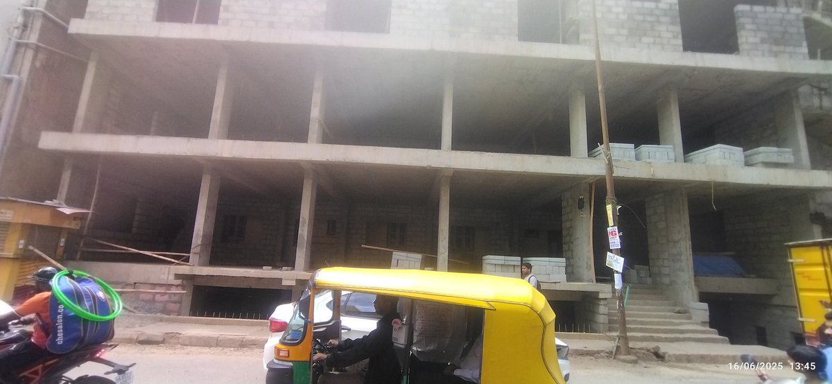 MS_expresses's tweet photo. @BBMP_MAYOR @BlrCityPolice @BBMPComm
Construction site at SGR Dental College Rd, Munnekollal, Marathahalli, Bengaluru, Karnataka 560037, lacks safety nets. Falling stones/materials pose serious risk to pedestrians. Please enforce safety measures immediately to protect citizens. https://t.co/w1GvKwFgtc