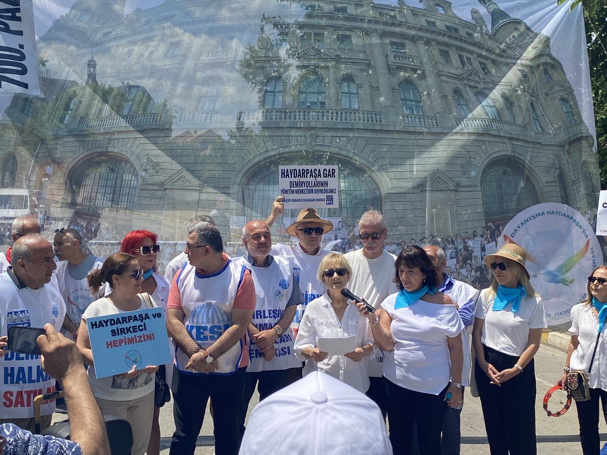 700.Haftasında Haydarpaşa'dayız!
Haydarpaşa Garının tren trafiğine kapatıldığı 2006 yılından itibaren Sendikamızın da içerisinde olduğu Haydarpaşa Dayanışması tarafından Haydarpaşa Garının işlevsizleştirilmesine karşı mücadele edilmekte, demiryolu trafiğinin açılması için çaba