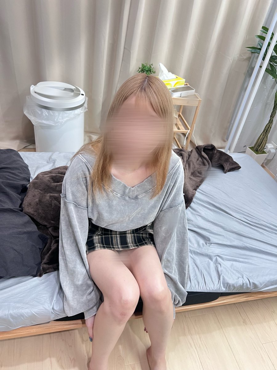 よく行く服屋の店員さんと仲良くなって、インスタ交換して、一緒に遊びに行って、気づいたらお家連れ込んじゃってました、、
この後何したかは秘密です🤫