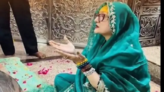 Onlinetadka's tweet image. गोविंदा की बीवी ने उज्जैन में किए कालभैरव के दर्शन,सुनीता अहूजा को यूं पूजा करते देख भड़के यूजर्स, पूछा- पुजारी ने कितने पैसे लिए हैं
#Govinda #SunitaAhuja #VIPDarshan #Ujjain #KalbhairavTemple #BollywoodNews