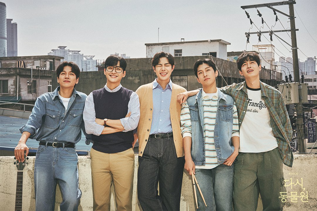 [PHOTO]
#다시동물원 

📷밴드 단체 사진 &amp; 인터뷰 공개

#한승윤 #정욱진 #장민수 #박상준 #문남권

-
링크로 밴드 멤버들의 페이크 인터뷰가 수록된
5인 5색 ‘뮤직레터’를 확인하세요 
🔗m.site.naver.com/1K6s6

-
뮤지컬 <다시, 동물원>
2025.6.26 – 9.14
동덕여자대학교 공연예술센터 코튼홀