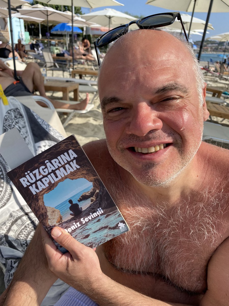 goktugsevincli1's tweet photo. Kızımın mükemmel romanını gözyaşları içerisinde bitirmenin mutluluğu :))@DenizSevincliOF  Tebrikler prensesim. Duygular daha iyi ifade edilemezdi. Umarım herkes okur. İnsanın iç çatışmaları, yanlış anlamalar, çaresizlik, korkular ve umut bu kadar mı güzel anlatılır. Harikasın canım. #rüzgarınakapılmak #birkelebeğiyakalamak Mükemmel