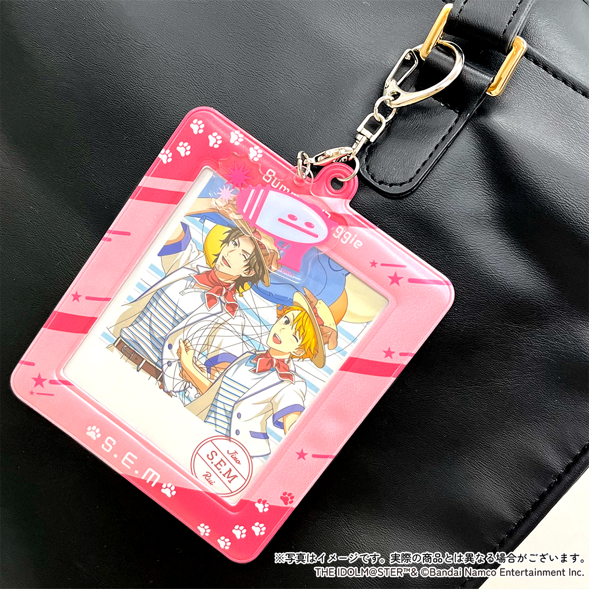 anicloset's tweet image. 【アイドルマスター #SideM Summer Doggie】
イベントのモチーフにもなっている、犬の足跡がプリントされたチェキケース3種にアクリルチャーム付き🤗『FRAME』『S.E.M』の他に『315 Production』もあるので過去の特典チェキを入れて持ち歩けます♪📸
ポップアップストア詳細anicloset.com/lp_pop_up_side…