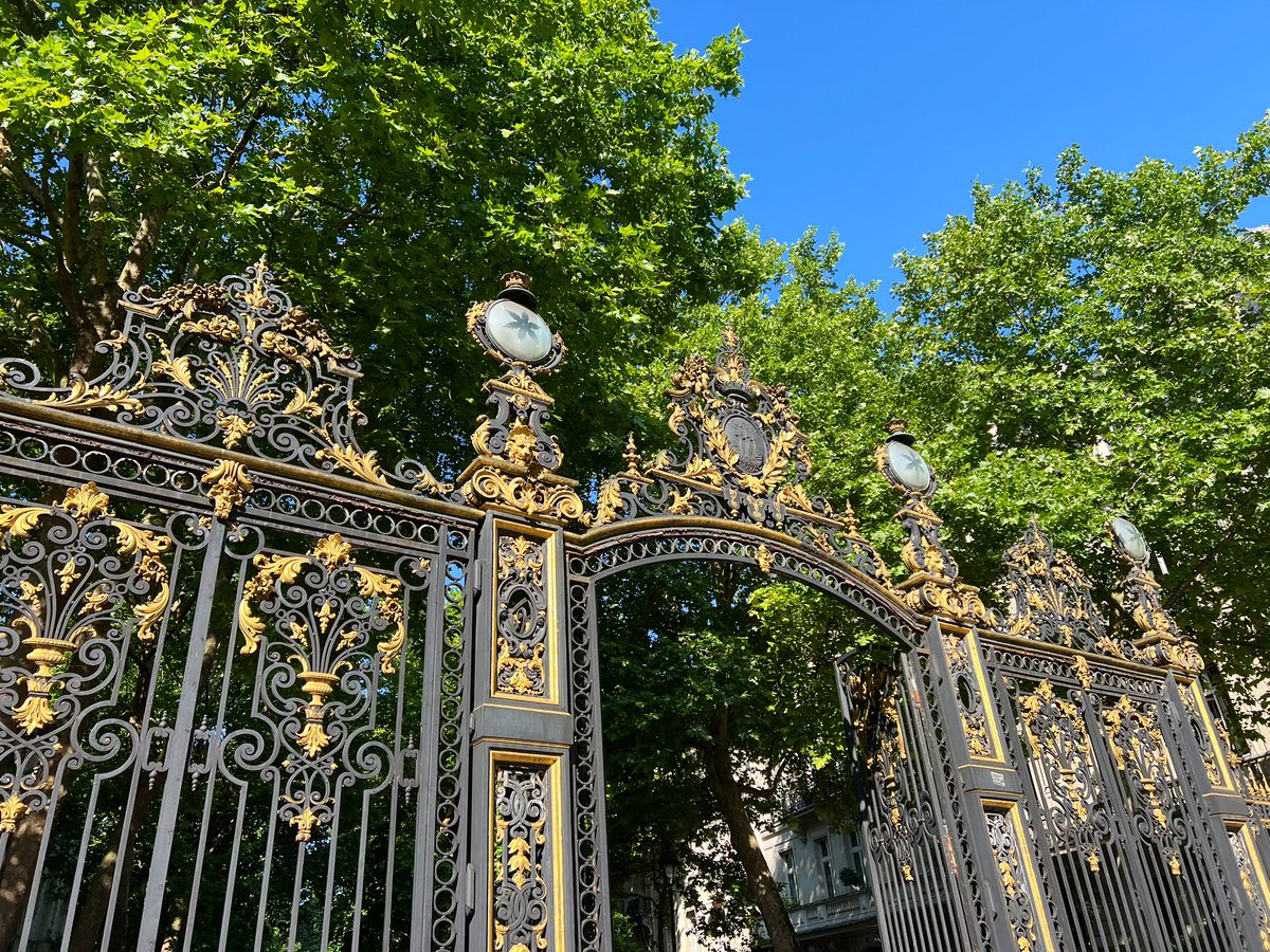 Je ne passe pas souvent devant mais je ne m’en lasse jamais: les sublimes grilles du parc Monceau dessinées par Gabriel Davioud en 1860.