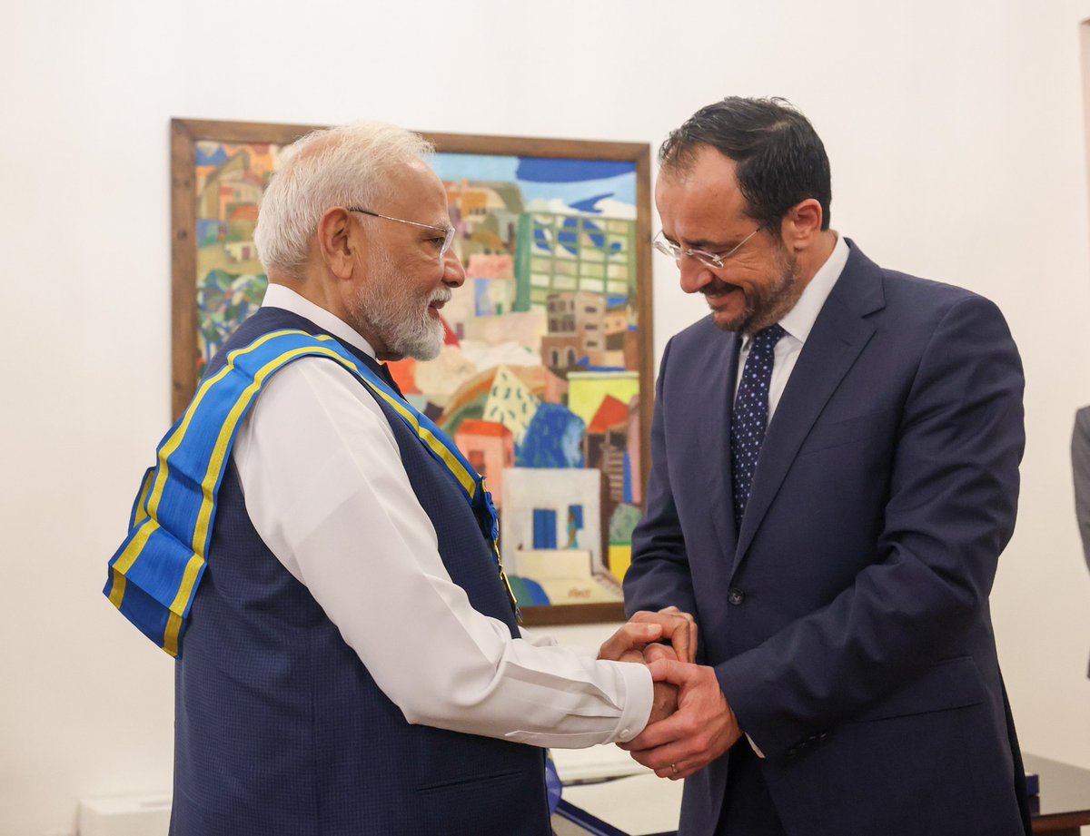 bpsvermabjp's tweet image. हर भारतीय के लिए गर्व का क्षण!

आदरणीय प्रधानमंत्री श्री @narendramodi जी को साइप्रस के माननीय राष्ट्रपति द्वारा सर्वोच्च नागरिक सम्मान &apos;ग्रैंड क्रॉस ऑफ द ऑर्डर ऑफ मकारियोस III&apos; से सम्मानित किए जाने पर समस्त भारतवासियों को हार्दिक बधाई एवं शुभकामनाएं। 

#PMModiInCyprus