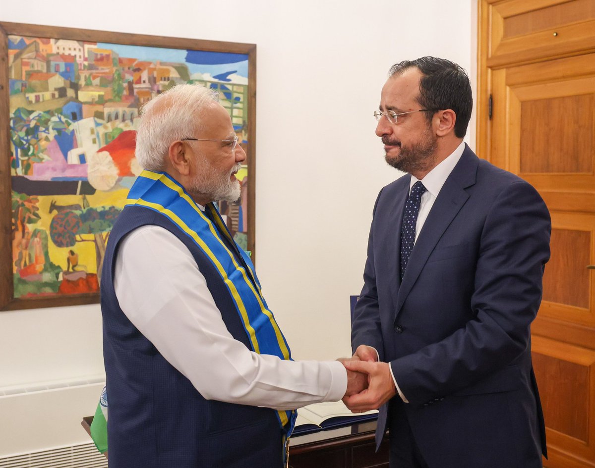 bpsvermabjp's tweet image. हर भारतीय के लिए गर्व का क्षण!

आदरणीय प्रधानमंत्री श्री @narendramodi जी को साइप्रस के माननीय राष्ट्रपति द्वारा सर्वोच्च नागरिक सम्मान &apos;ग्रैंड क्रॉस ऑफ द ऑर्डर ऑफ मकारियोस III&apos; से सम्मानित किए जाने पर समस्त भारतवासियों को हार्दिक बधाई एवं शुभकामनाएं। 

#PMModiInCyprus