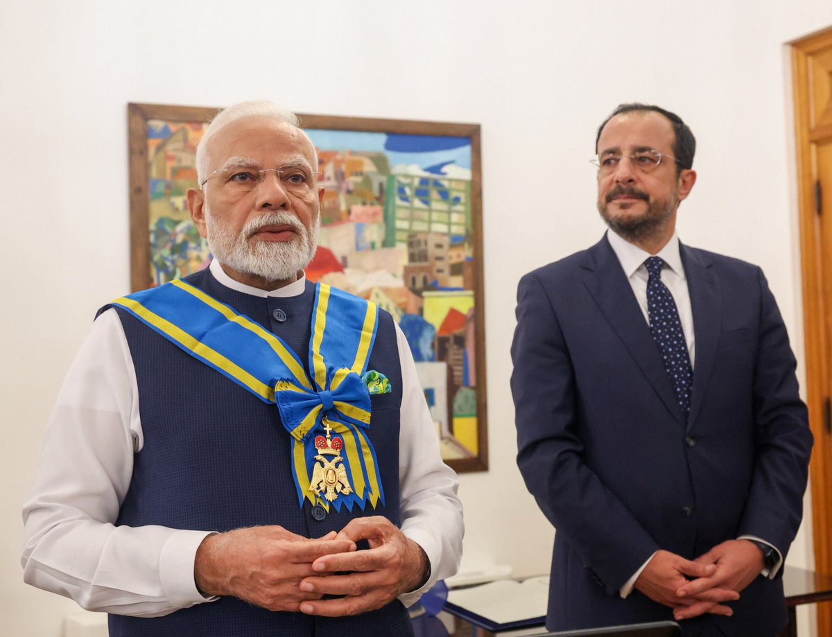 bpsvermabjp's tweet image. हर भारतीय के लिए गर्व का क्षण!

आदरणीय प्रधानमंत्री श्री @narendramodi जी को साइप्रस के माननीय राष्ट्रपति द्वारा सर्वोच्च नागरिक सम्मान &apos;ग्रैंड क्रॉस ऑफ द ऑर्डर ऑफ मकारियोस III&apos; से सम्मानित किए जाने पर समस्त भारतवासियों को हार्दिक बधाई एवं शुभकामनाएं। 

#PMModiInCyprus