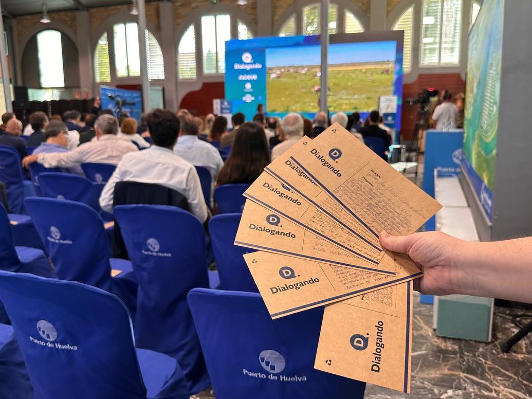 🙌 ¡Ha llegado uno de los momentos más esperados! El turno de las preguntas.

Como en cada edición de #DialogandoHuelva, los asistentes tienen la oportunidad de plantear algunas cuestiones para que nuestra invitada, <a href="/LinaGarcia_AND/">Catalina García</a>,  las responda 📝