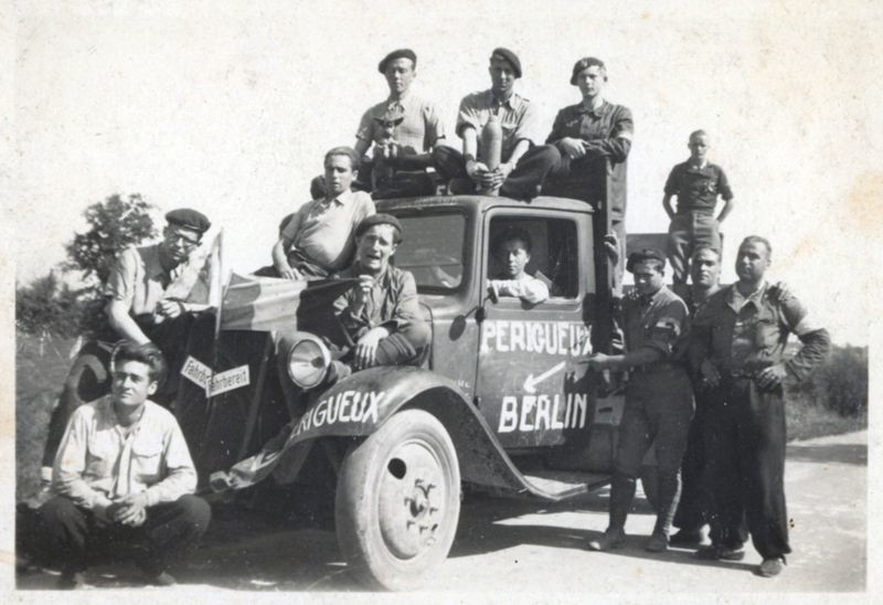 À l’occasion des #commémorations de l’Appel du #18juin1940 développez vos connaissances en parcourant, de chez vous, les expositions virtuelles proposées par les services d’#archives autour de la Deuxième Guerre mondiale tinyurl.com/dsztmdfh