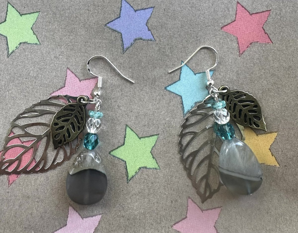 lozzy3490's tweet photo. Been so long since I’ve made anything 😅. But here is my new listing available in three colours 🫶

Summer breeze earrings

#etsy #shopsmall #summer #handmadejewelry #leaves #precious 

https://t.co/dhN46CfOOr https://t.co/08FwBD2sIw