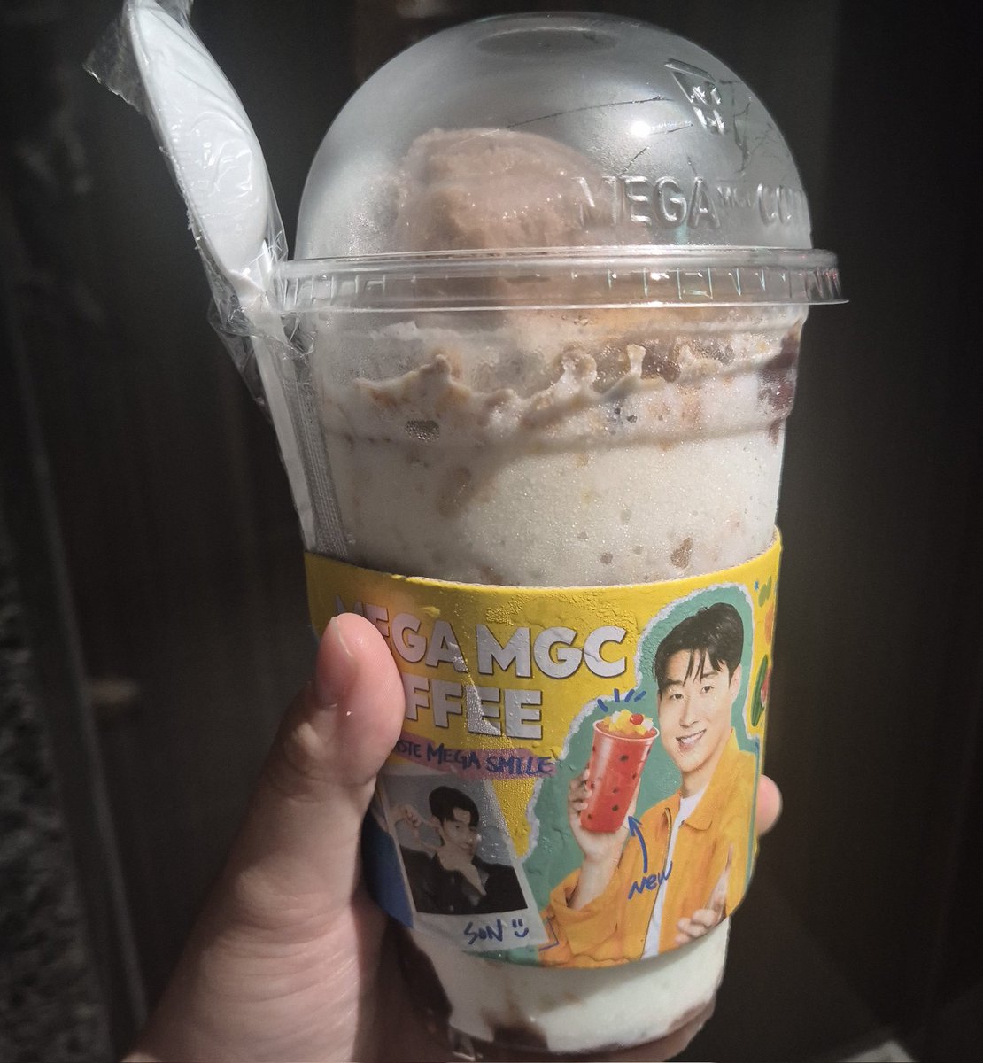 동생이 결국 사줬어 메가커피 그메뉴
엄청엄청 맛있는 그런건 아닌데 진짜 딱 컵빙수에는 충실한 그런맛 중딩때 친구들이랑 롯데리아 가서 팥빙수 먹던 그맛이라네요