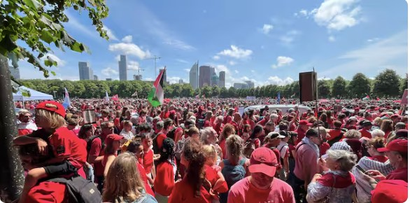 WimdenOudsten's tweet photo. Ruim 100.000 mensen op het malieveld om te demonstreren. Alles verloopt rustig, iedereen tevreden. ...
Ik ben het eens met de stelling dat Israël moet stoppen hoor, laat dat duidelijk zijn.
Maar nu even serieus. Ruim 100.000 man op de been in zo'n kort tijdsbestek, allemaal rode shirtjes aan, geen kritiek van de media en ook Schoof geeft aan dat hij de mensen hoort...
Ik ben redelijk goed gelovig hoor, dit lijkt me iets te georganiseerd allemaal. Want de Nederlander was bijna niet te mobiliseren als het om hun eigen gezondheid ging en om hun eigen vrijheid, maar staat wel massaal op het Malieveld voor iets wat duizenden kilometers ver weg aan de hand is?
Nogmaals: ik snap de woede, maar iets gaat er niet goed in de hoofden van een heleboel medelanders. Mensen laten zich blijkbaar heel makkelijk bespelen door de elite.
Ngo's hebben jullie bespeeld want die willen druk uitoefenen op de overheid voor hun eigen agenda en jullie waren de toneelspelers. Je dacht dat je iets goeds deed, maar in werkelijkheid ben je misbruikt voor een geheel ander doel.
Maar goed: dat denk ik..