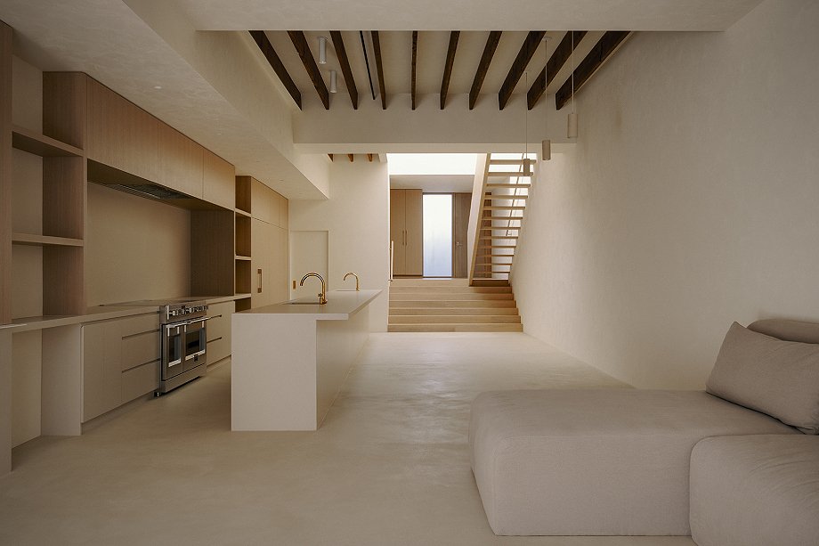 Esta semana vimos: De iglesia a hogar multigeneracional / StudioAC.
-> Fotografía: Félix Michaud
-> interioresminimalistas.com/2025/06/16/de-…