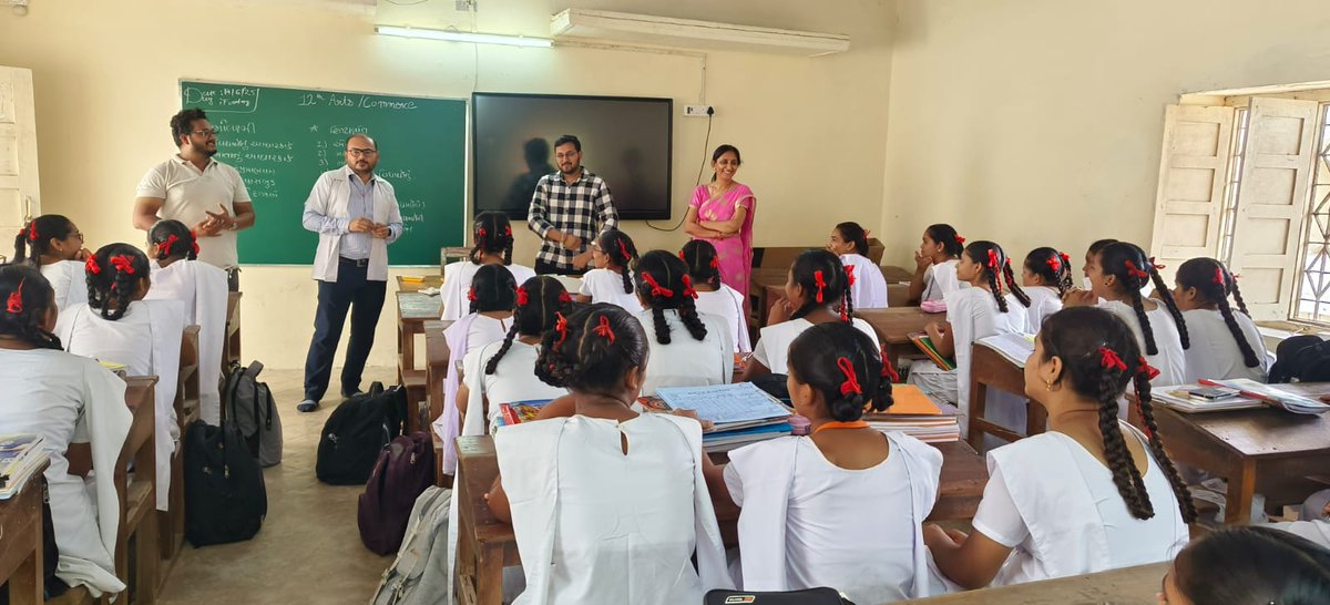 Dsbcc_jamnagar's tweet image. જોડિયા તાલુકાની જોડિયા ૧ અને ૨ ની આરોગ્ય ટીમ દ્વારા  હાઇપરટેન્શન દિવસ ઉજવણી ભાગરૂપે હુનારશાળા ખાતે વિદ્યાર્થીનીઓને હાઇપરટેન્શન વિષે માર્ગદર્શન આપવામાં આવ્યું તેમજ આયર્ન ગોળી વિષે અને એનીમિયા અંગે સમજાવામાં આવ્યું.#NonCommunicableDiseases
 #HypertensionDay
#hypertension #diabetes