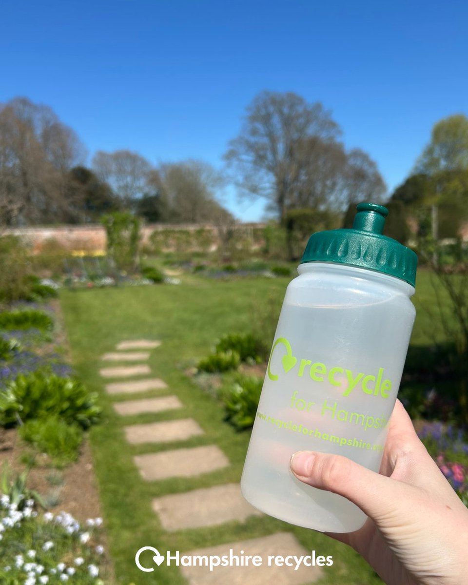 RecycleHants's tweet image. 💧Don’t forget your reusables this #WorldRefillDay!
Bring your water bottle or coffee cup to cut plastic & save cash 💸Many cafés offer discounts, and the @refillhq app helps you find refill spots near you! 🌍
#HampshireRecycles #ChooseToReuse