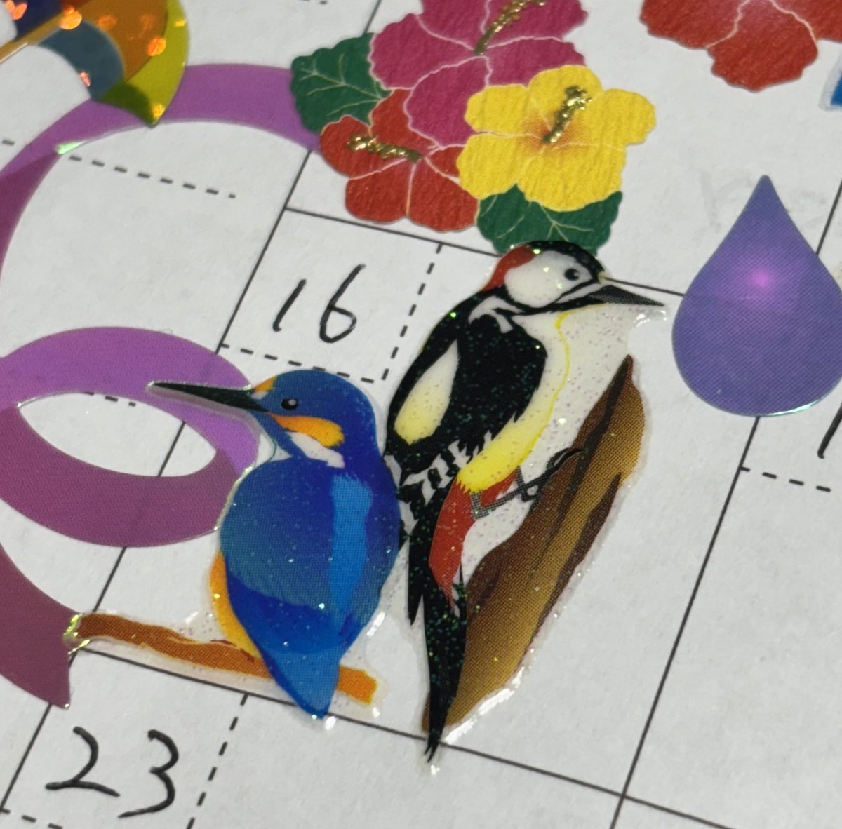 stickerfun_okym's tweet image. #今日のシール
月曜おつかれさまです🌿
今日はカワセミ＆キツツキの野鳥シール𓅪𓅫
鮮やかな羽色が気分をふわっと軽くしてくれる✨
深呼吸して、今週もゆるっといきましょう🍃

購入はコチラ▼
stickerfun.jp

#stickerfun #奥山商会 #野鳥 
今後はシール紹介をしていけたらと思ってます😚