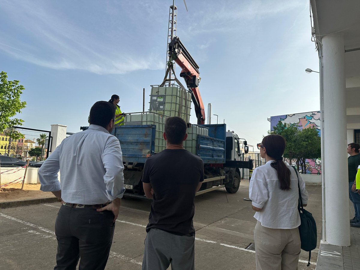 GabiSantosBoni's tweet photo. Estamos repartiendo agua embotellada y para uso de limpieza en los centros educativos, y también en AVAIN, para que pueda utilizarse mientras se restablece al completo el servicio. https://t.co/HjAqsCVdAz
