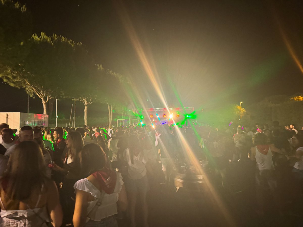 Florelle84's tweet image. Une exceptionnelle 11ème édition de la #Bodega des @JeunesAgri #Vaucluse du canton Orange Est 🥳
De la bonne musique avec DJ Mister Flo 🎧 et de bons vins🍷de notre terroir 
Bravo à Philippine et toute équipe pour son organisation hors pair, merci à la mairie de #Camaret pour